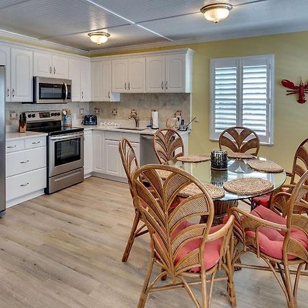 Beach Getaway Pool Condo Between The Island Marina And Beach Bradenton Beach Exteriér fotografie