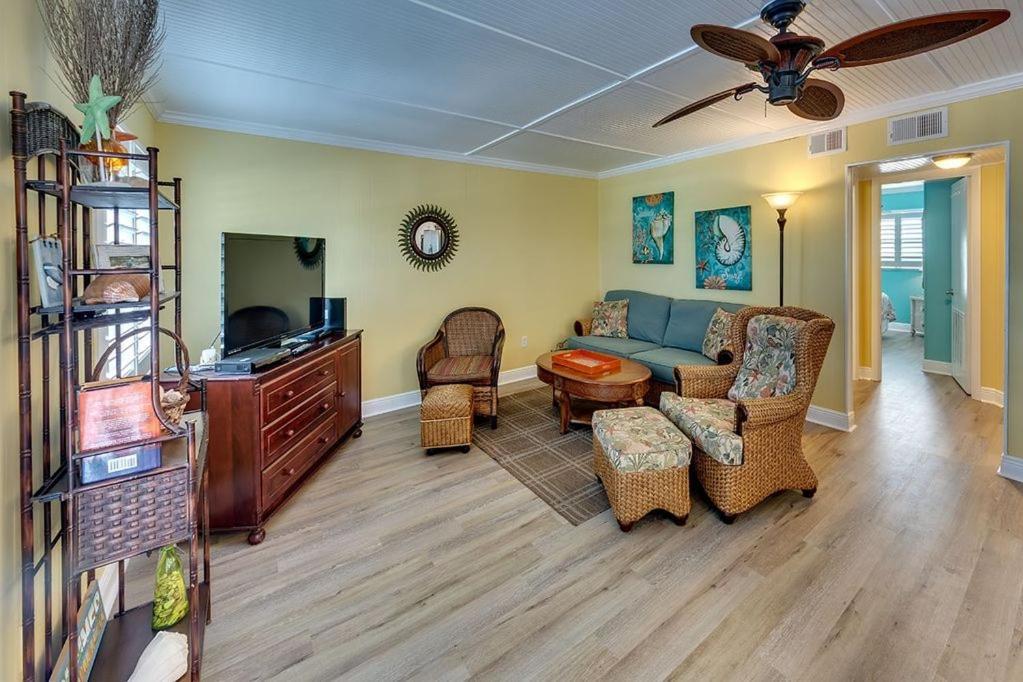 Beach Getaway Pool Condo Between The Island Marina And Beach Bradenton Beach Exteriér fotografie