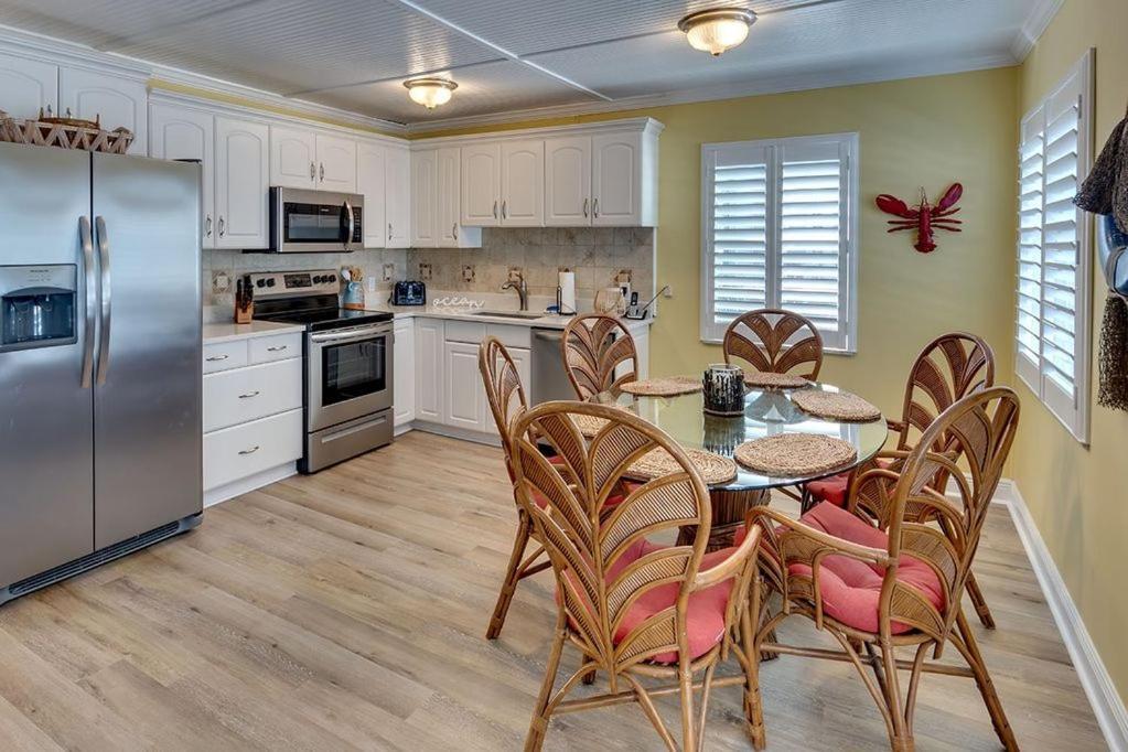 Beach Getaway Pool Condo Between The Island Marina And Beach Bradenton Beach Exteriér fotografie